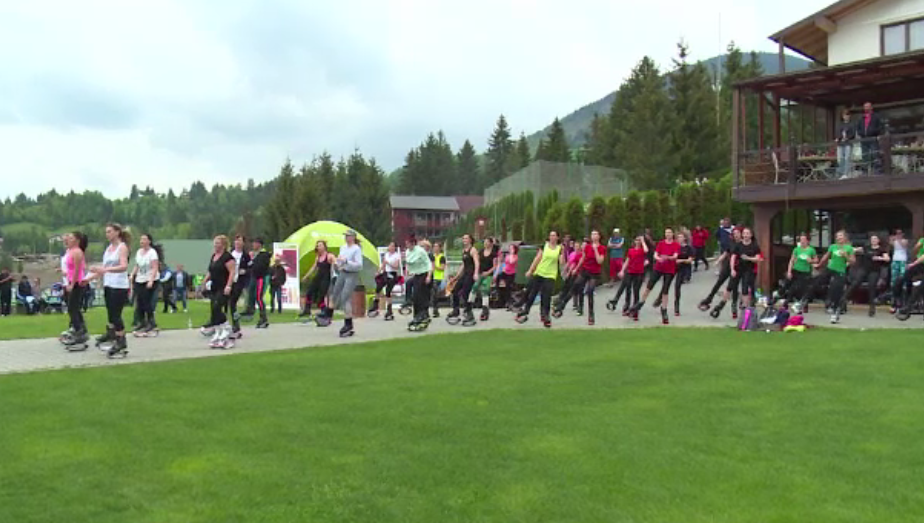 Sport in aer liber, la Colibita. 80 de femei au facut kangoo jumps pe malul lacului