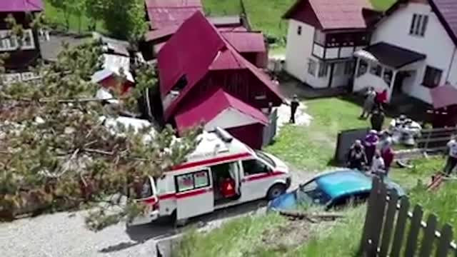 Un motociclist din Suceava a zburat prin acoperisul unei cladiri. Cum s-a putut petrece accidentul