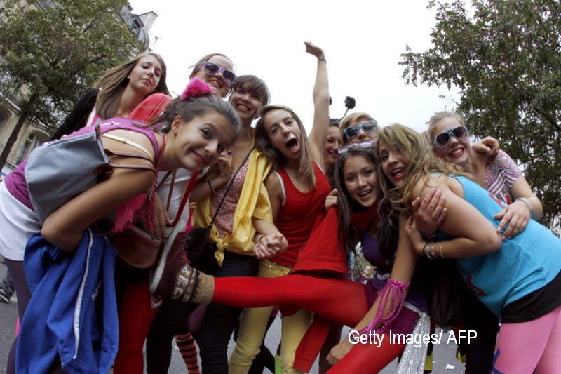 Spring Bank Holiday, sarbatoarea in care britanicii au petrecut peste masura. Barbatii au imbracat costume Disney. FOTO