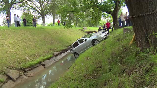 Un sofer s-a rasturnat cu masina intr-un parau, dupa ce a intors intr-un loc nepermis. "Cred ca eu sunt vinovat, asta e"