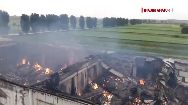 Pompierii se lupta de 3 zile sa stinga incendiul de la depozitul de arhivare din Ilfov. Sute de mii de dosare au ars