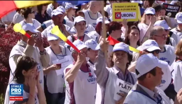 Dezamagiti ca nu vor avea salarii mai mari de la 1 iulie, profesorii din Iasi si Buzau au iesit in strada sa protesteze