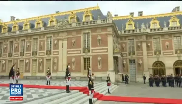 VIDEO de la primirea lui Vladimir Putin la Palatul Versailles. Presedintele Macron nu i-a mai strans mana ca lui Trump