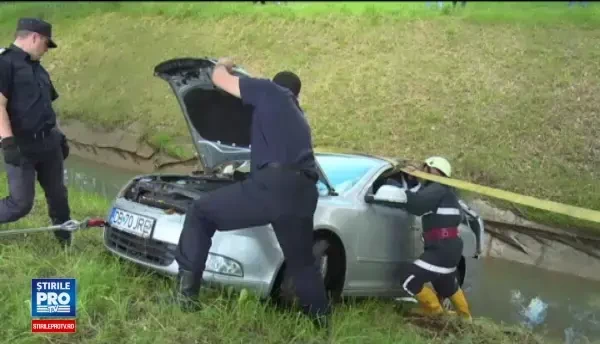 Un sofer s-a rasturnat cu masina intr-un parau, dupa ce a intors intr-un loc nepermis. Cred ca eu sunt vinovat, asta e