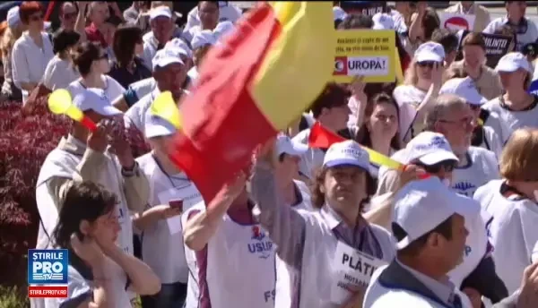 Dezamagiti ca nu vor avea salarii mai mari de la 1 iulie, profesorii din Iasi si Buzau au iesit in strada sa protesteze