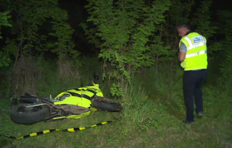Motociclist la spital dupa ce a incercat sa depaseasca o coloana de masini, iar o ambulanta i-a iesit in fata