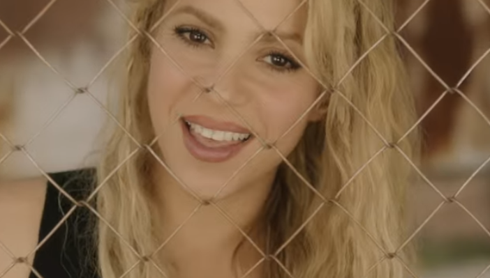 Shakira l-a convins pe Pique sa joace intr-un videoclip de-al ei. "Me Enamore" descrie inceputul lor de relatie
