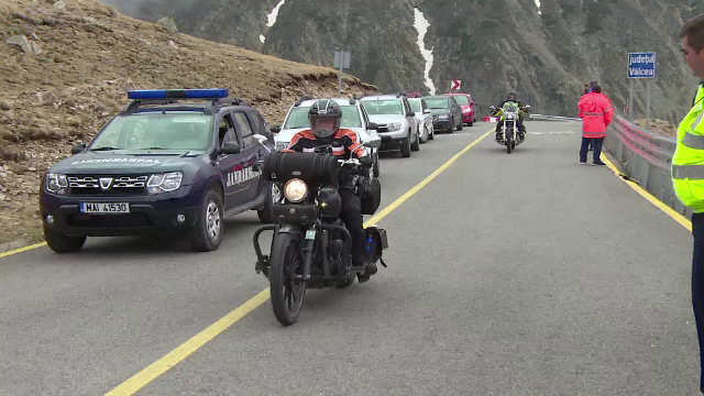 Transalpina, redeschisa mai devreme cu trei zile. Soseaua i-a cucerit pe cativa motociclisti germani: "Incredibil de frumos"