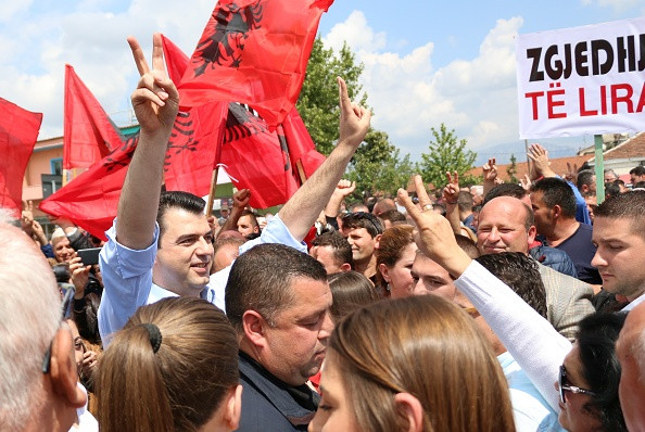 Peste 100 de oameni, otraviti cu un praf alb la un miting al opozitiei din Albania. Reactia premierului Edi Rama