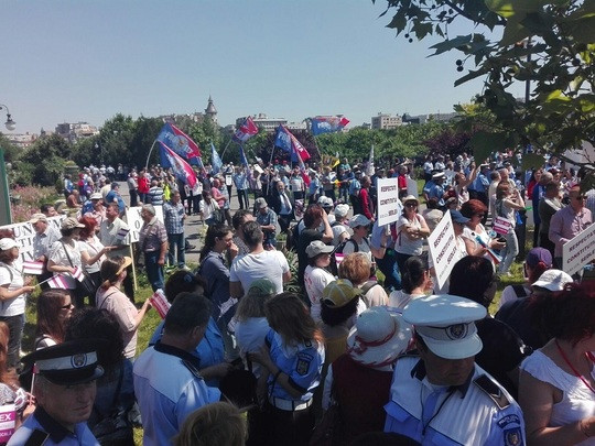 Protest al functionarilor publici in fata Parlamentului. Bugetarii spun ca noua grila de salarizare va politiza administratia