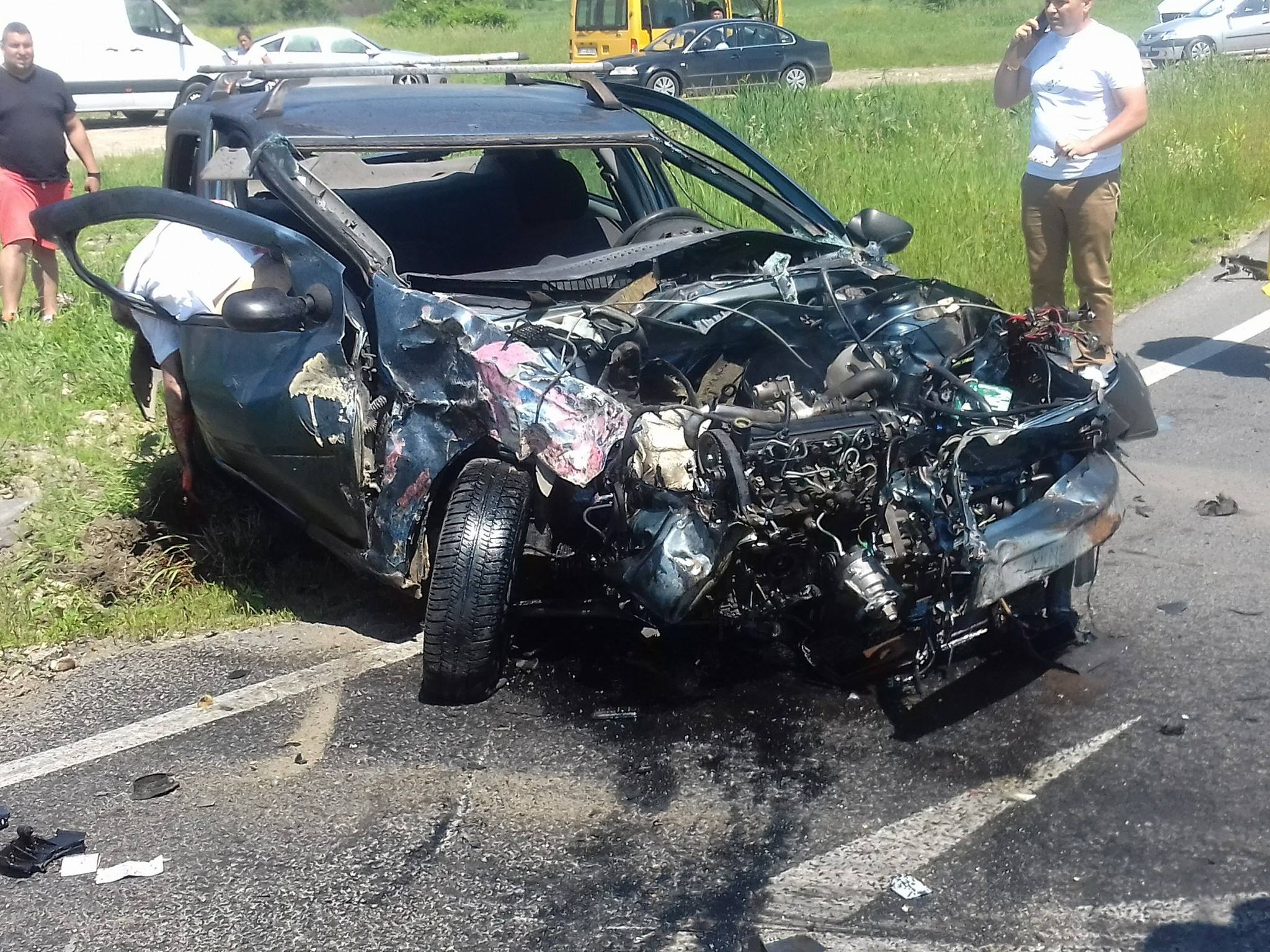 Un sofer de 20 de ani a murit dupa ce a intrat cu masina pe contrasens si a fost lovit de un camion, in Hunedoara