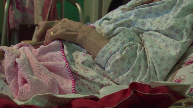 O batrana de 82 de ani, imobilizata la pat, a fost jefuita de 70.000 de euro. "Nenorocita m-a luat de gat sa ma spanzure"