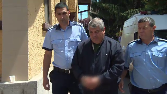 Politistul acuzat de 4 infractiuni de luare de mita si 7 infractiuni de trafic de influenta