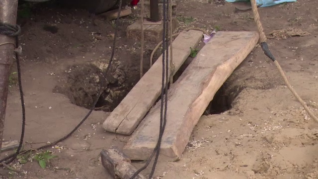 Barbatul care a murit strivit in timp ce sapa o fantana, in Vaslui, muncea la negru. Administratorul firmei va raspunde penal