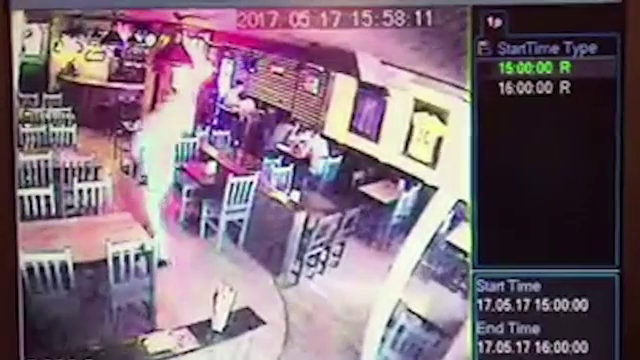 Barbatul care a fost filmat cand a furat 600 de lei si doua telefoane dintr-un magazin din Bacau, retinut