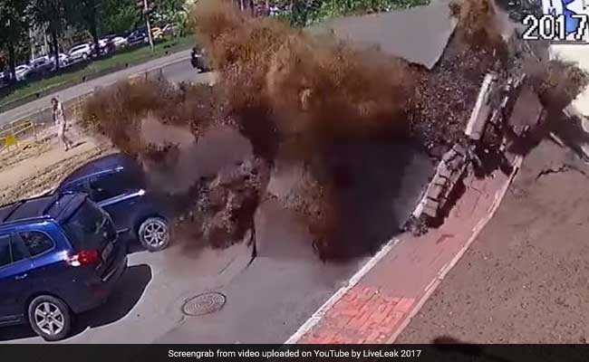 O conducta prin care circula apa a explodat in Ucraina. Mai multe masini au fost avariate, iar geamurile s-au spart. VIDEO