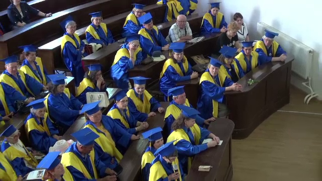 Primii absolventi ai "Facultatii Bunicilor" se simt ca la prima tinerete. "Fetele mi-au zis ca sunt tacanit"