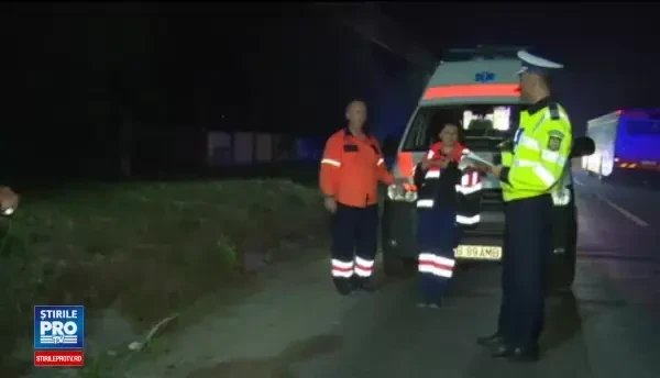 Motociclist la spital dupa ce a incercat sa depaseasca o coloana de masini, iar o ambulanta i-a iesit in fata