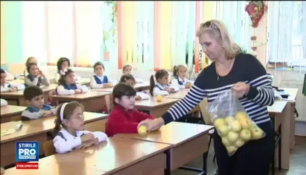 Programul fructe proaspete in scoli va ajunge si in gradinite. Copiii vor banane si struguri, Guvernul le da doar mere