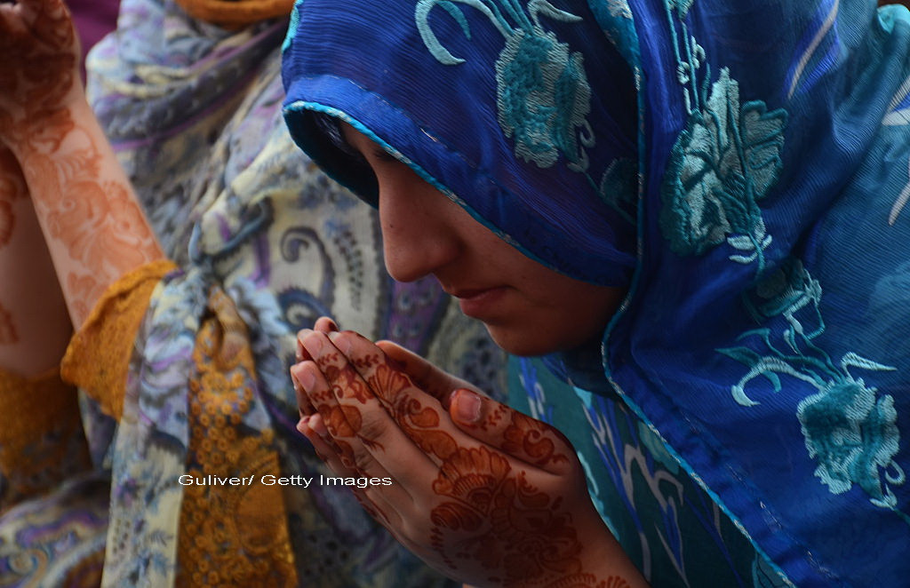 Tanara violata sub amenintarea cu arma, condamnata la moarte prin lapidare pentru adulter. Ce a patit agresorul