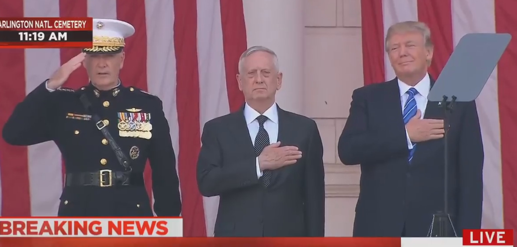 Donald Trump a provocat supararea unor americani. Ce gesturi a facut presedintele in timp ce canta imnul SUA. VIDEO