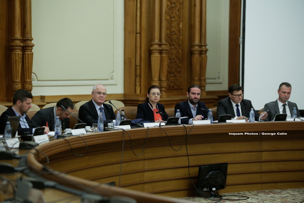 Show total la comisia de ancheta a alegerilor din 2009. Mos Craciun si sufrageria lui Oprea, subiectele principale