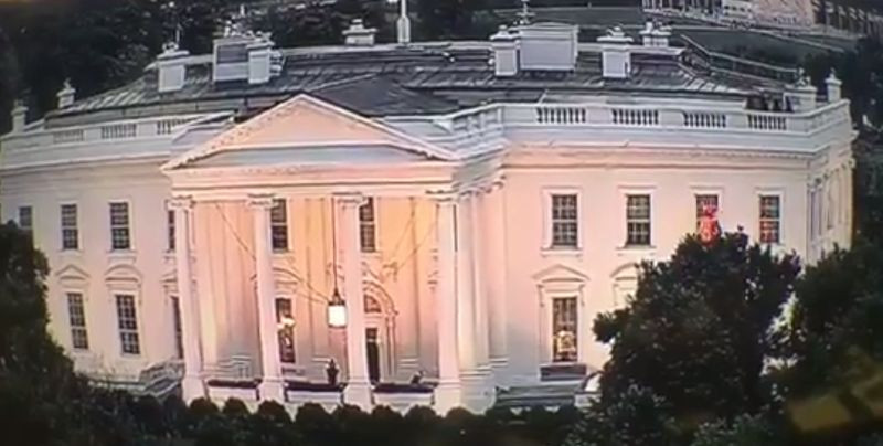 O lumina rosie misterioasa a putut fi vazuta la doua ferestre ale Casei Albe. Cum a fost elucidat misterul. VIDEO