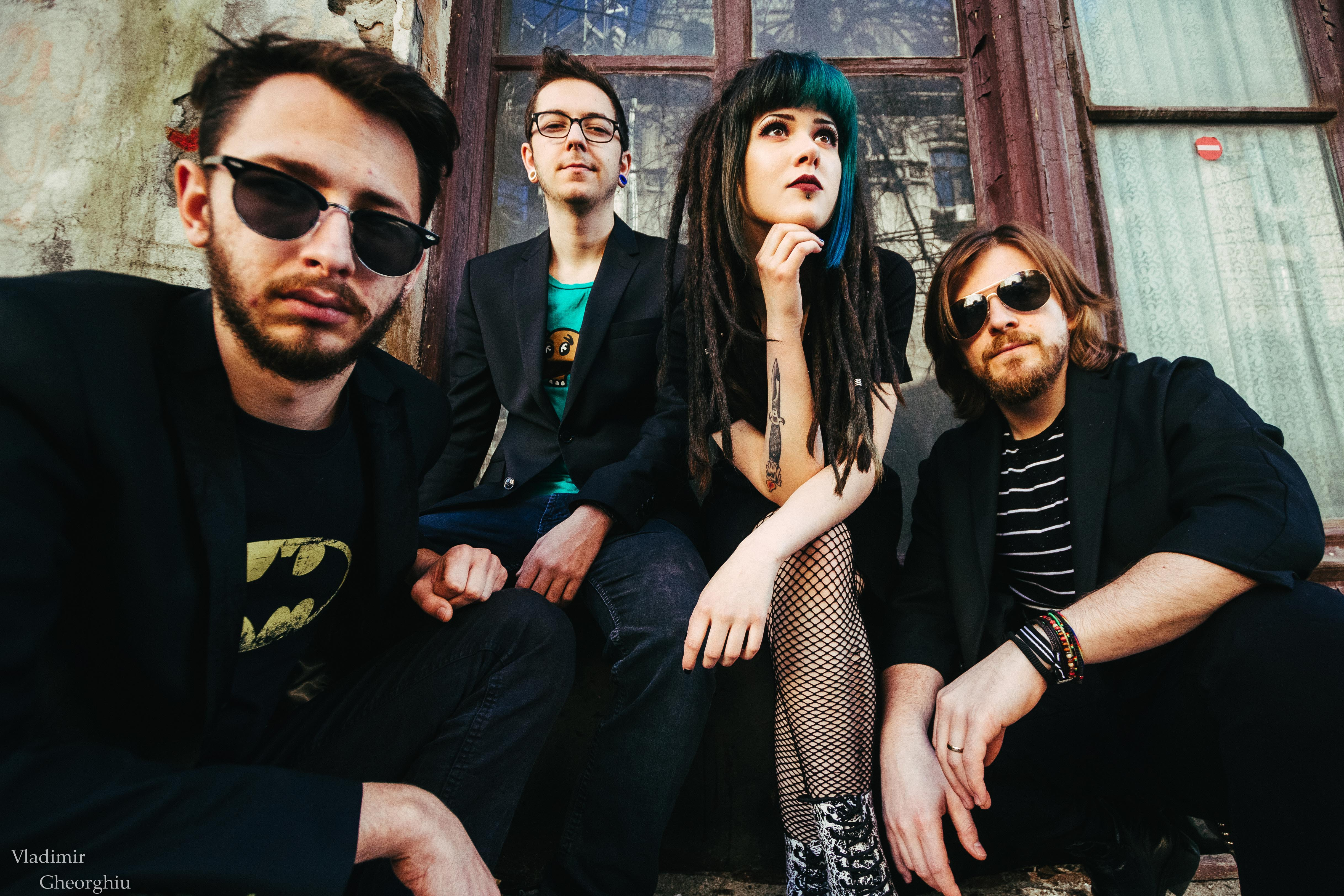 Vali Rupita, intr-un clip de alternative metal. Trupa bucuresteana Jinxy von D'Ers a lansat videoclipul piesei "Glow"