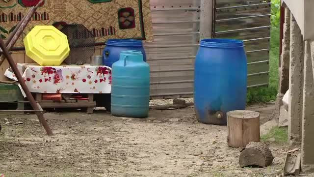 A sarit intr-un butoi sa se ascunda, insa nu stia ca e plin cu apa. Un copil de numai 3 ani a murit in timp ce se juca