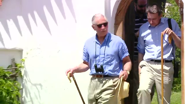 Localnicii din Viscri au invadat curtea casei Printului Charles cu branza, mezeluri, miere si gemuri