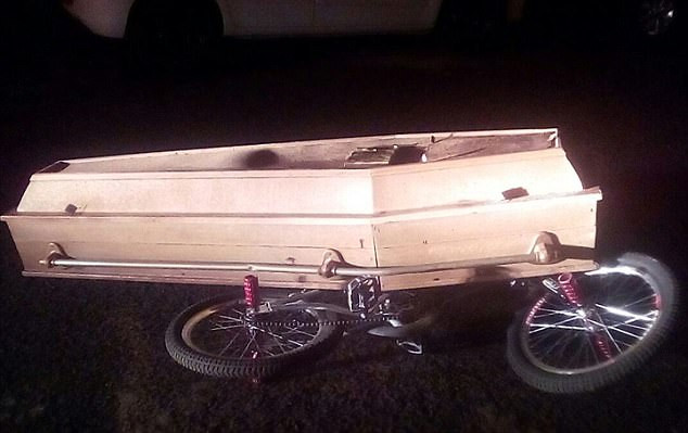 Un barbat a fost filmat in timp ce mergea cu un sicriu pe bicicleta. Ce a declarat cand a fost arestat. VIDEO