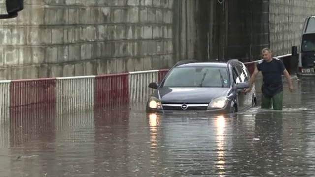 Furtuni torentiale si strazi inundate in mai multe judete din tara. Avertizarea meteorologilor pentru ziua de joi
