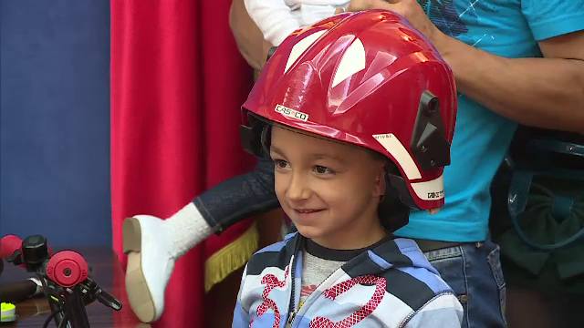 Emanuel, copilul de 7 ani care si-a salvat surorile dintr-un incendiu, a primit titlul de erou si o bicicleta cadou