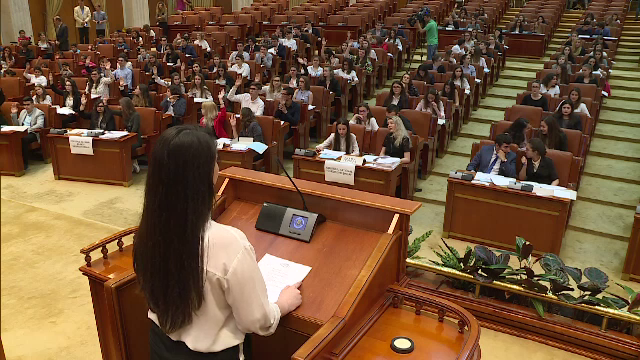 198 de elevi au fost parlamentari pentru o zi. Tinerii le-au cerut politicienilor sa nu mai repete episodul OUG 13