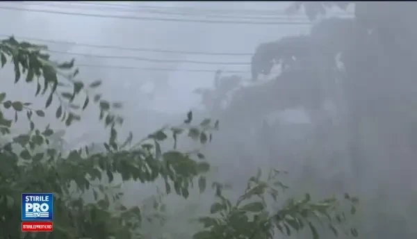 Furtuni torentiale si strazi inundate in mai multe judete din tara. Avertizarea meteorologilor pentru ziua de joi