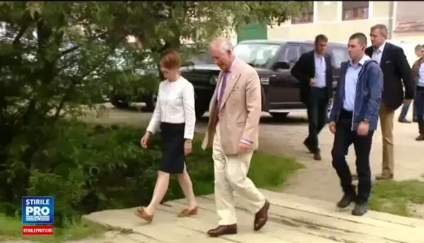 Localnicii din Viscri au invadat curtea casei Printului Charles cu branza, mezeluri, miere si gemuri. Reactia Altetii Sale