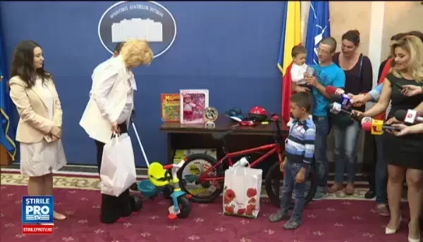 Emanuel, copilul de 7 ani care si-a salvat surorile dintr-un incendiu, a primit titlul de erou si o bicicleta cadou