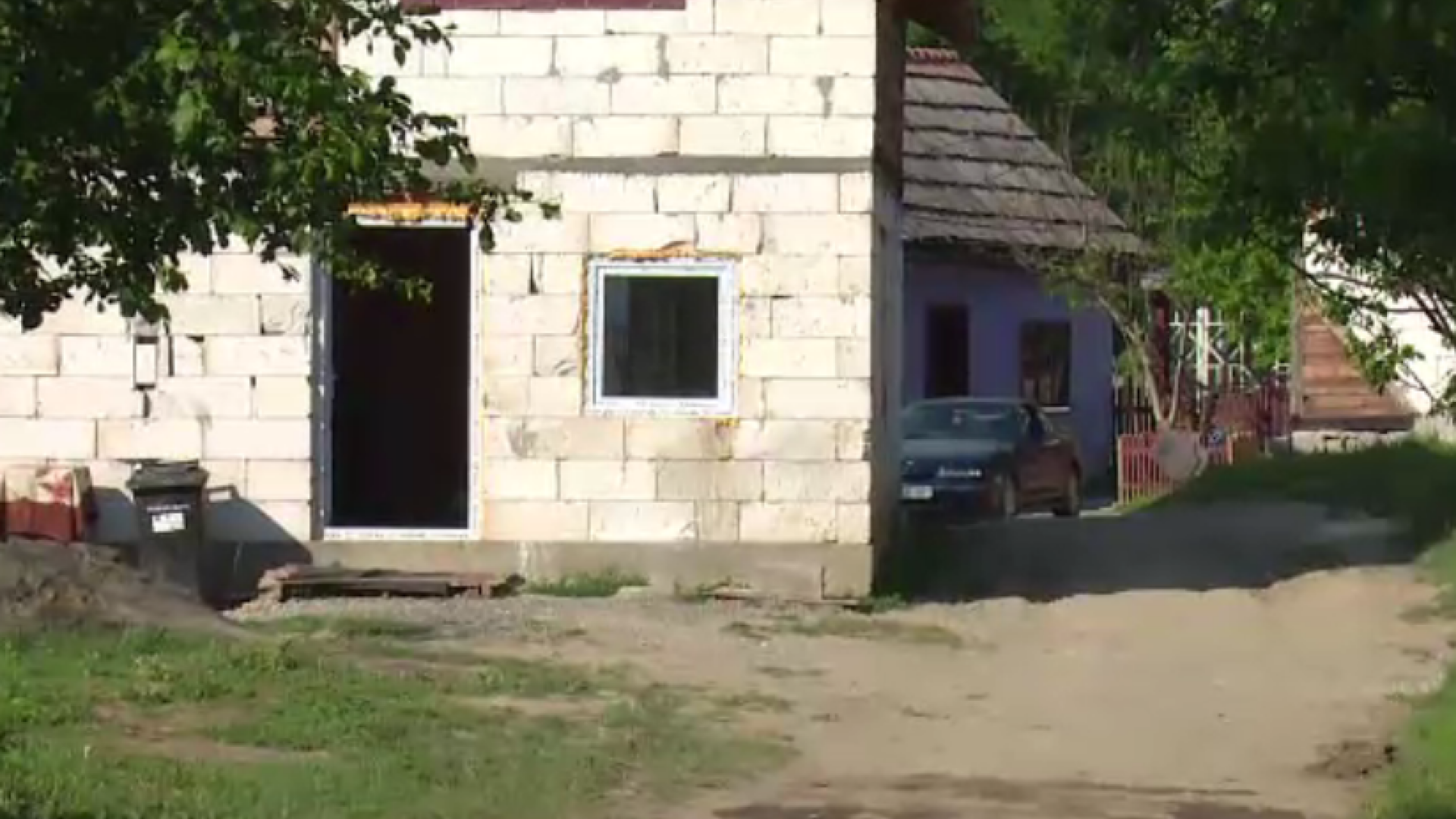 Fetita de 2 ani din Bistrita Nasaud, in stare grava dupa ce a fost lovita cu masina de tatal ei, in curte