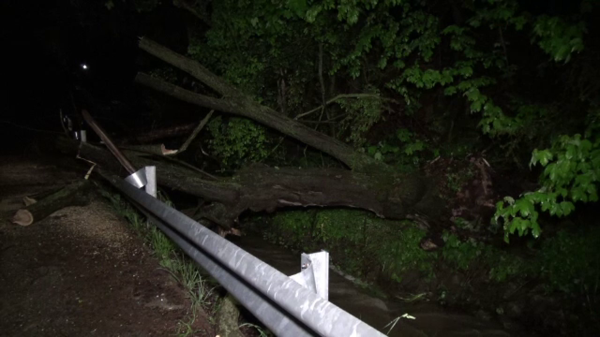 Traficul rutier este intrerupt pe Transfagarasan intre Piscu Negru si Vidraru, din cauza unei viituri. Ce a ajuns pe sosea