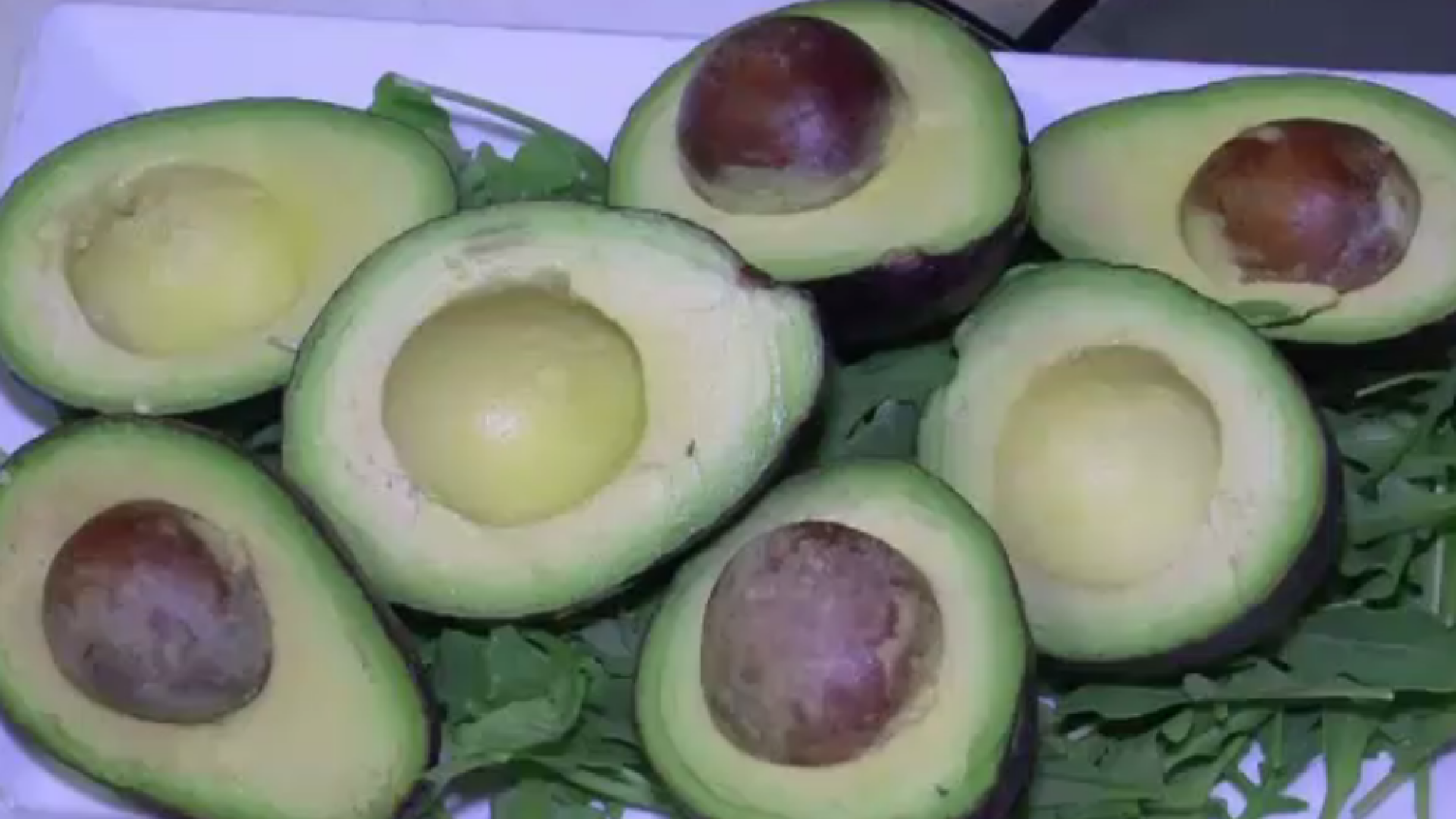 Avocado, fructul minune al momentului, introdus de restaurante ca topping pentru pizza, cocktailuri sau deserturi