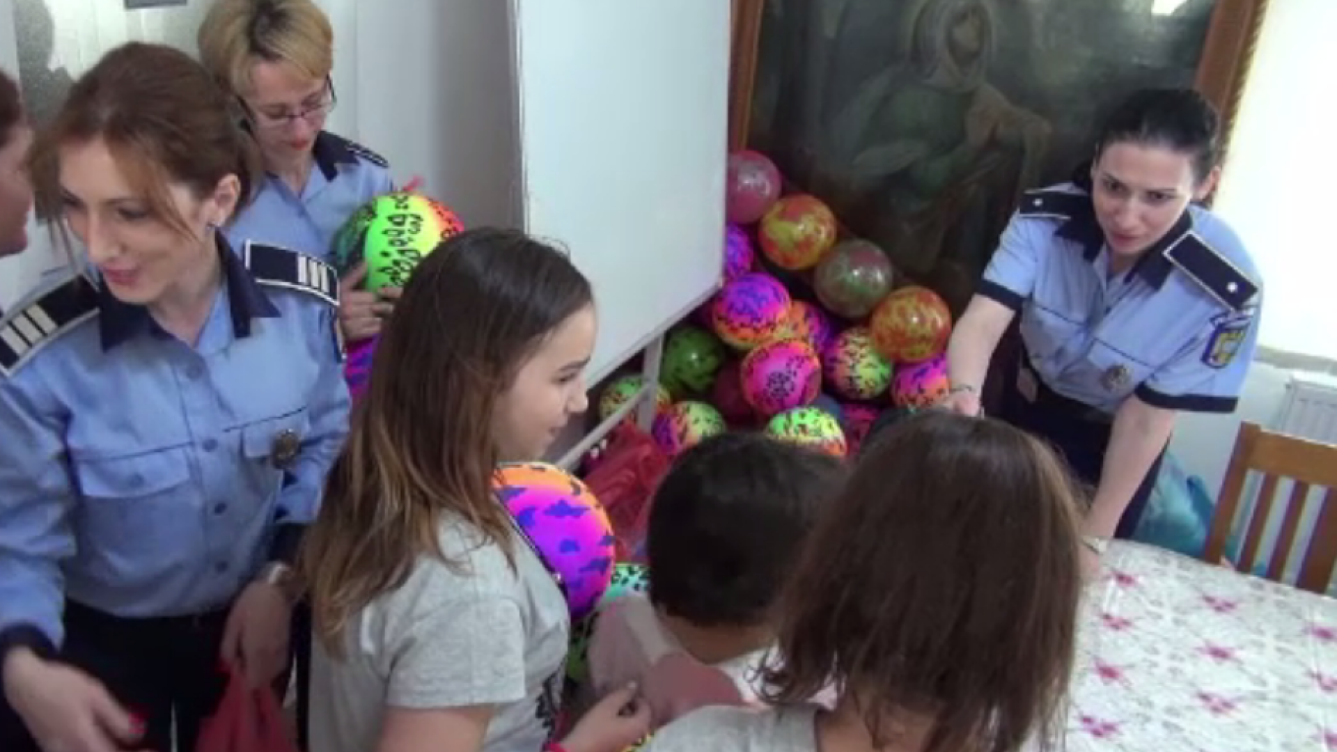 Bucurie nepretuita pentru sapte copii nevoiasi din Bacau, care au primit cadouri de 1 iunie