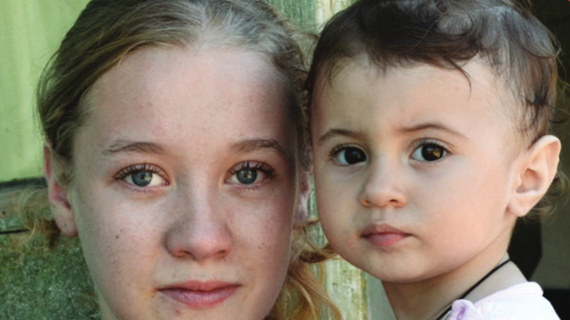 Salvati Copiii: Rata mamelor minore din Romania, mai mare decat in Botswana. Anual, 700 de fete devin mame inainte de 15 ani