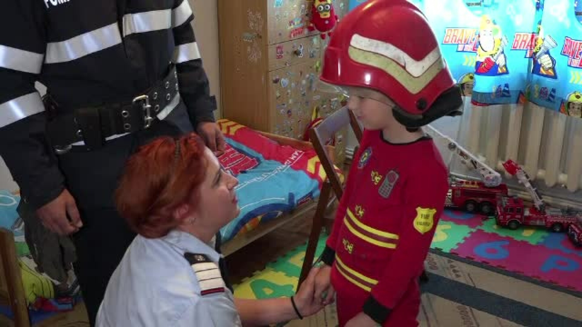 Un baietel din Botosani, pasionat de meseria de pompier, a fost vizitat de 1 iunie de adevaratii salvatori. Ce i-au daruit