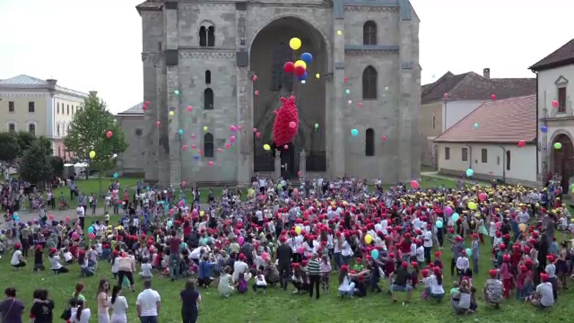 In Cetatea Alba Carolina, copiii au format cel mai mare tricolor uman si o inima imensa, cu ocazia zilei de 1 Iunie
