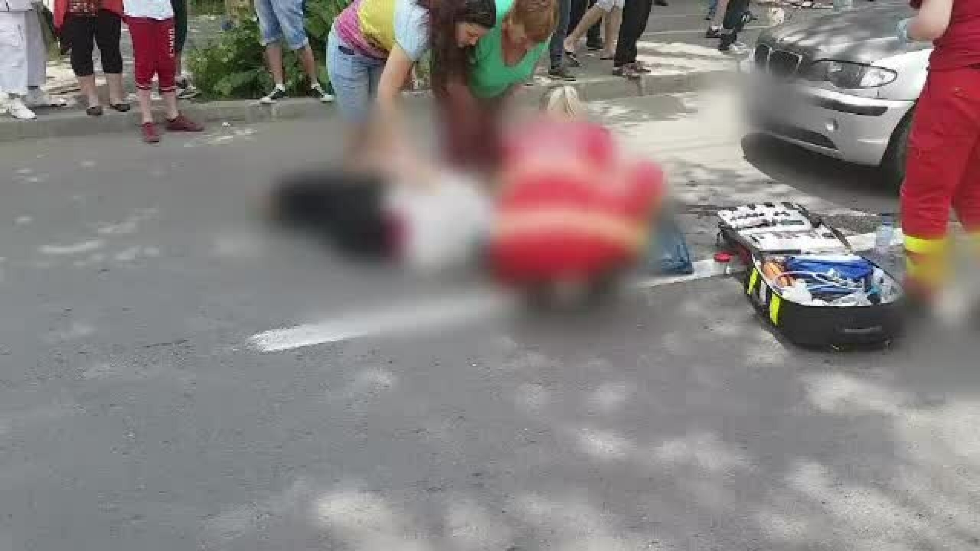 Dupa ce a lovit un cuplu, un tanar din Galati si-a abandonat masina si fugit. In ce stare sunt victimele sale