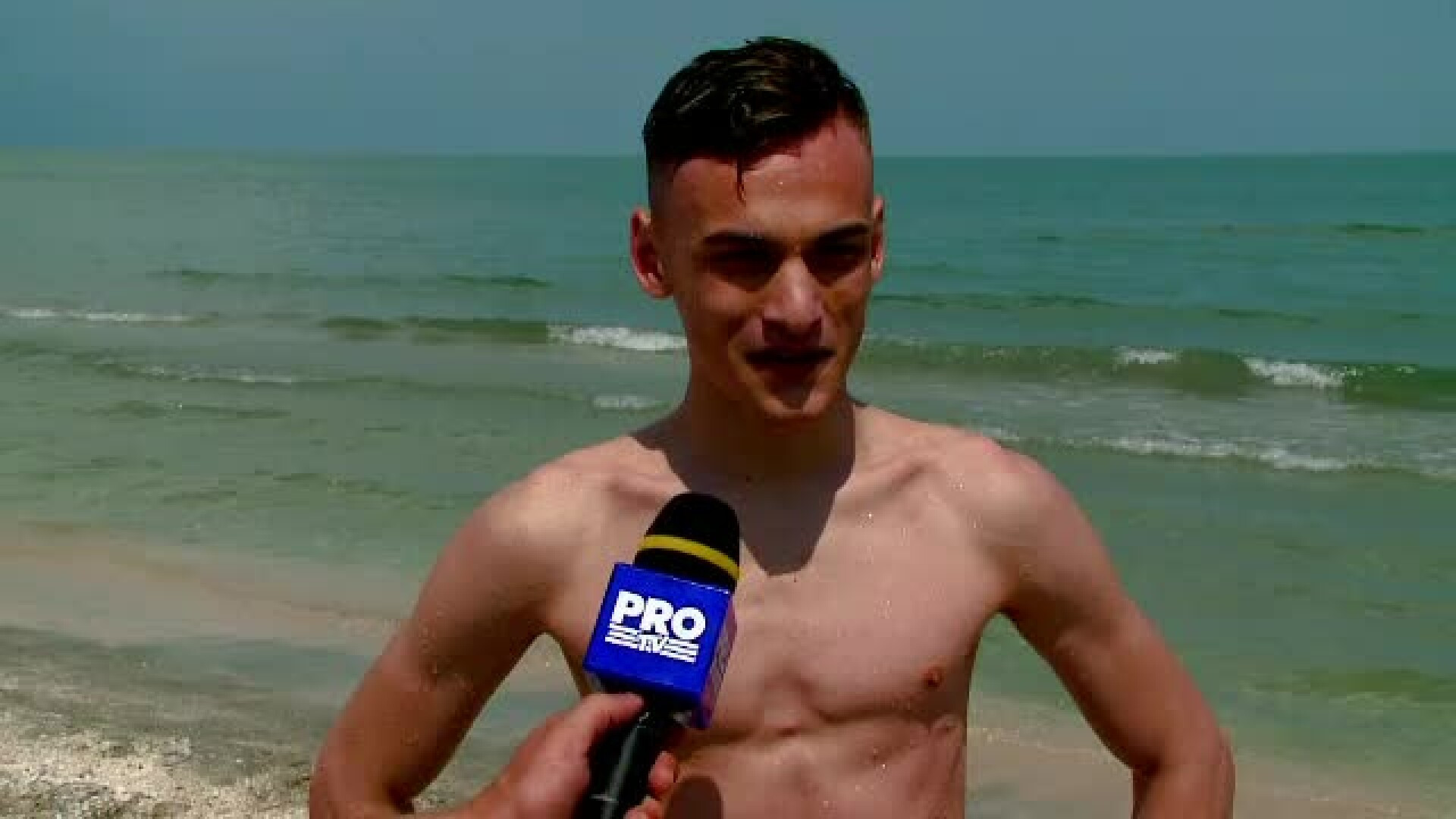 30.000 de turisti, in statiunile de pe litoral de 1 Iunie. "Uitam de probleme, de griji ca am fost la liceu. Bumți, bumți"