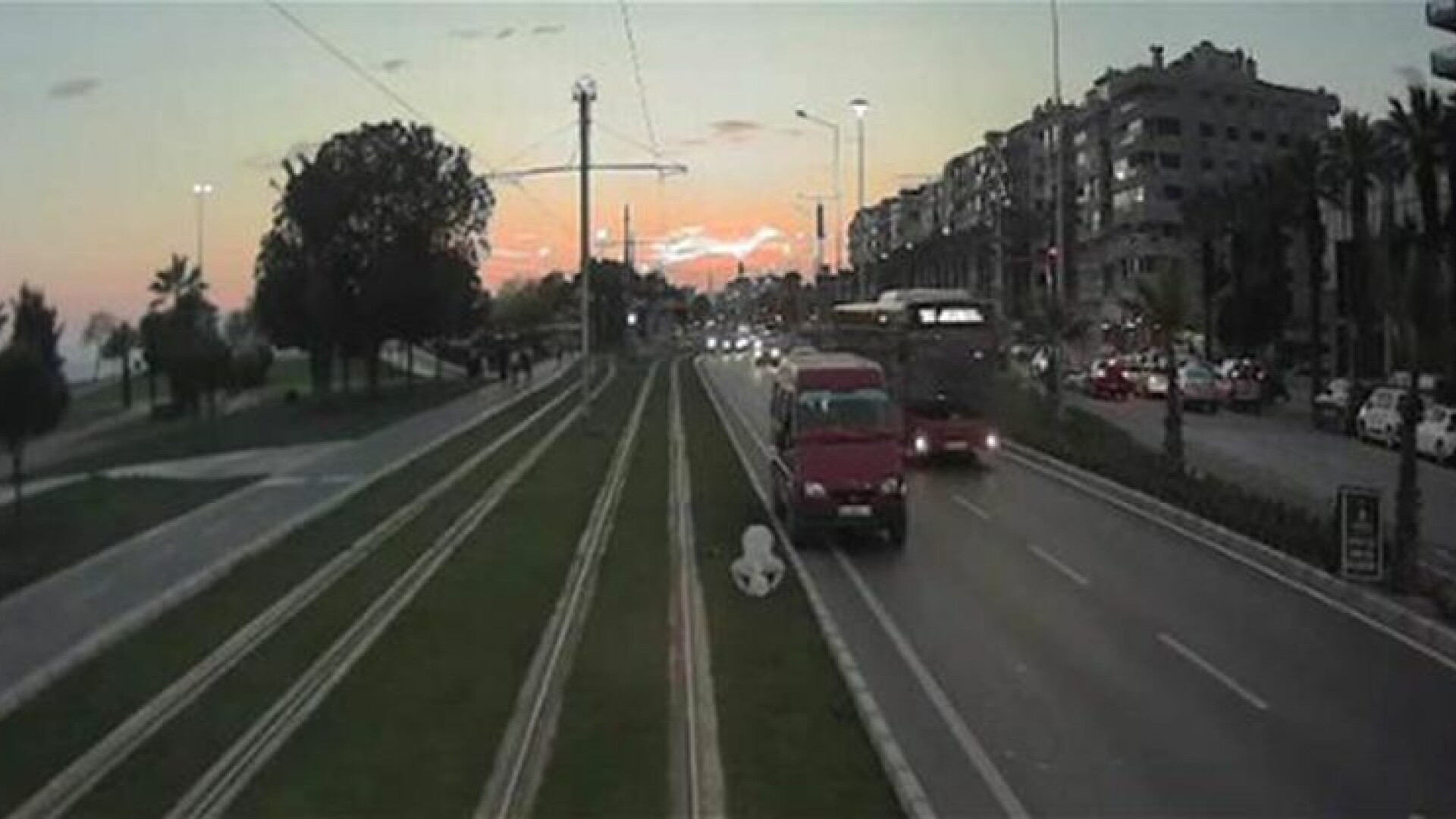 O vatmanita din Turcia a observat un barbat rugandu-se. Gestul pe care l-a facut a impresionat o lume intreaga. VIDEO