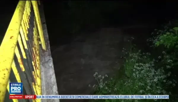 Viitura puternica intr-un sat din Bacau, dupa o rupere de nori. Doi soti, luati de apa cu tot cu caruta; cuplul, dat disparut