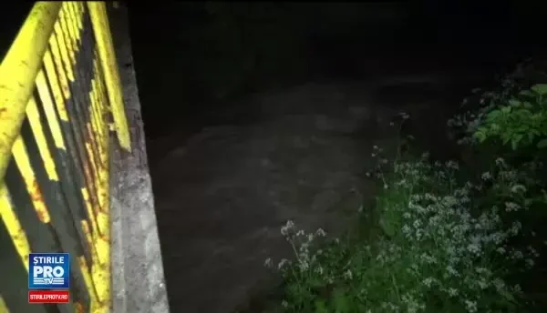 Viitura puternica in Bacau, dupa o rupere de nori. Doi soti, luati de apa cu tot cu caruta, au fost gasti morti