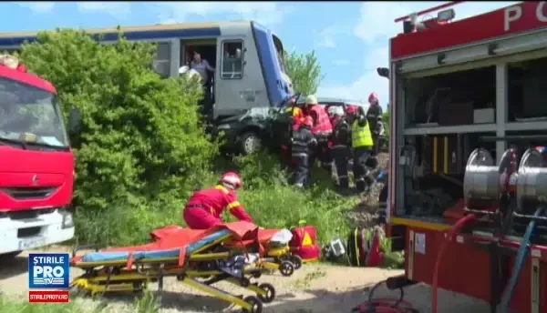Masina lovita de tren, in cartierul Viisoara din Bistrita. 4 persoane au murit iar una este in stare grava